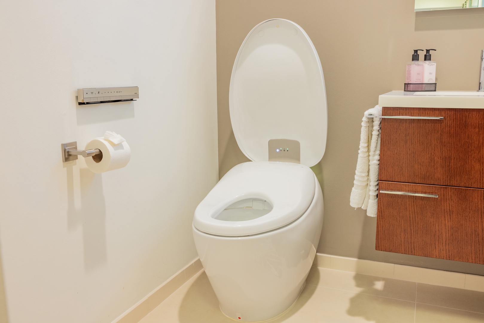 Honolulu Vacation Rentals, Kahala Grand Splendor - Luxury bidet toilet with advanced features for ultimate comfort.