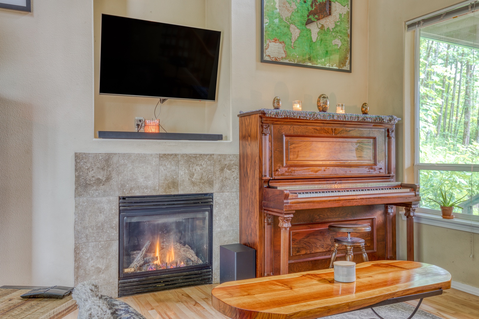 Clackamas Vacation Rentals, Duck Crossing - Equipped with a flatscreen TV, gas fireplace, and piano