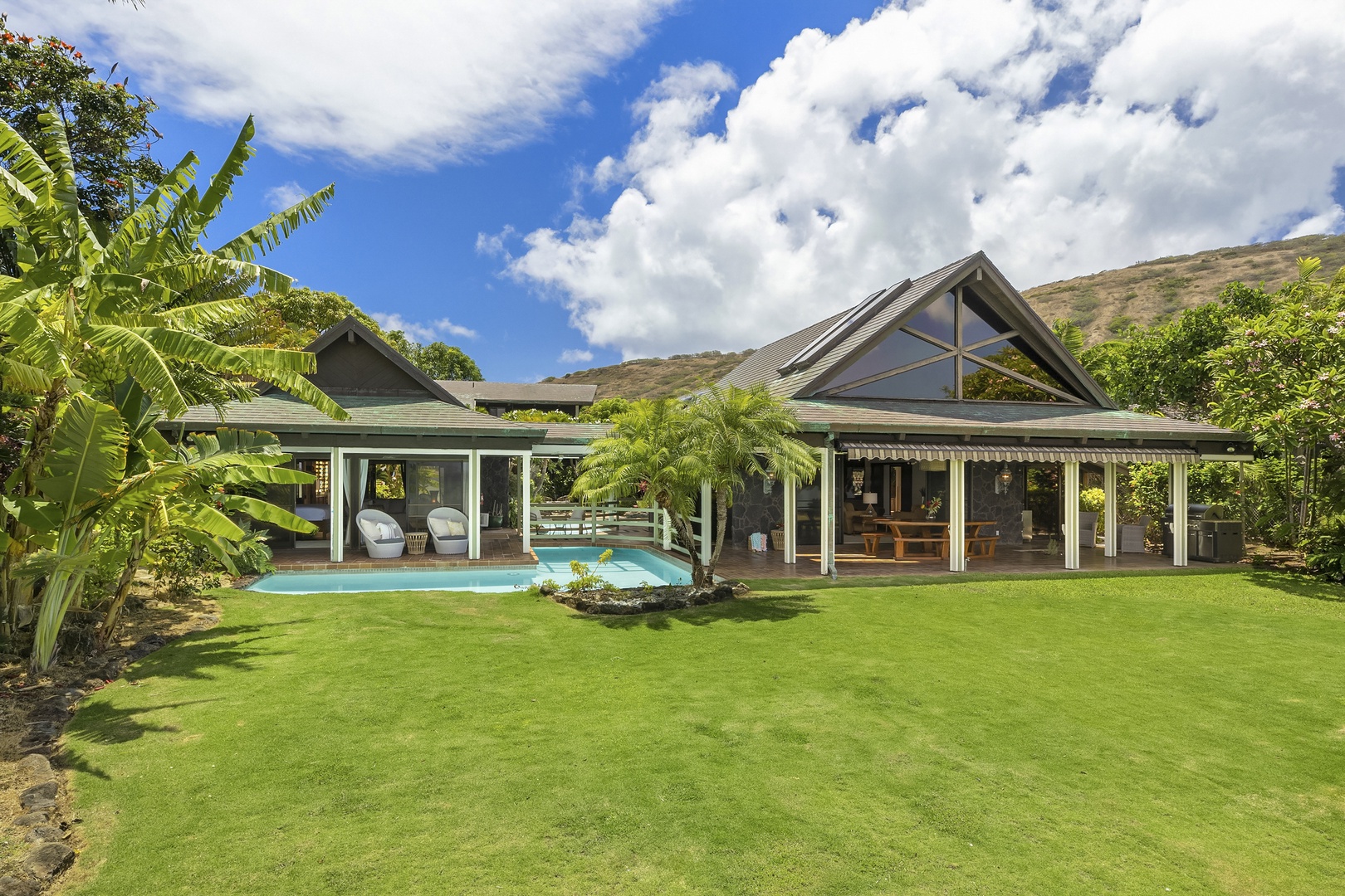 Honolulu Vacation Rentals, Maunalua Sunset - Ocean Front Lawn looking towards Primary Suite and Living Room Lanais