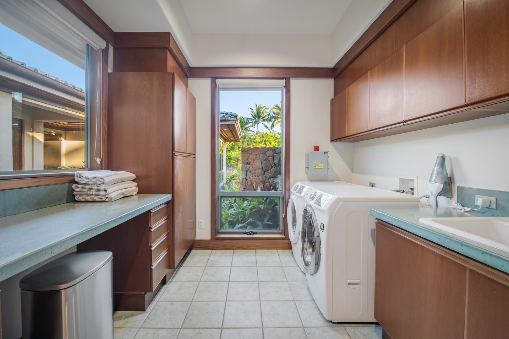 Kamuela Vacation Rentals, Champion Ridge Elegance - Convenient laundry room with a washer, dryer, and sink for easy cleanup.