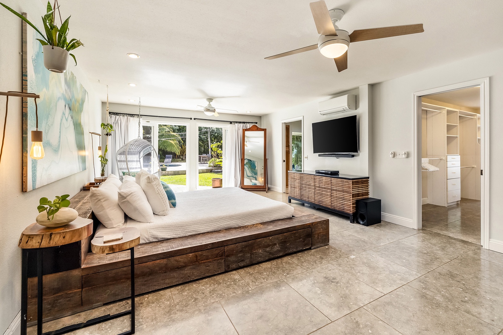 Honolulu Vacation Rentals, Hale Ho'omaha - There's direct access to the lanai and a flat screen TV