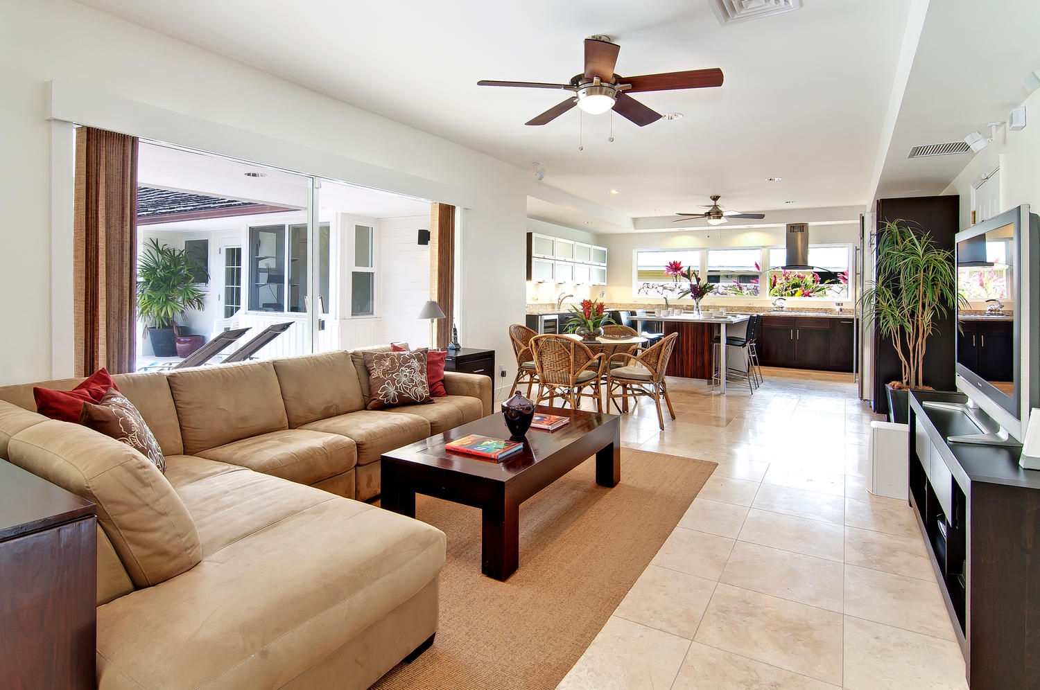 Honolulu Vacation Rentals, Kahala Lani - Living Room