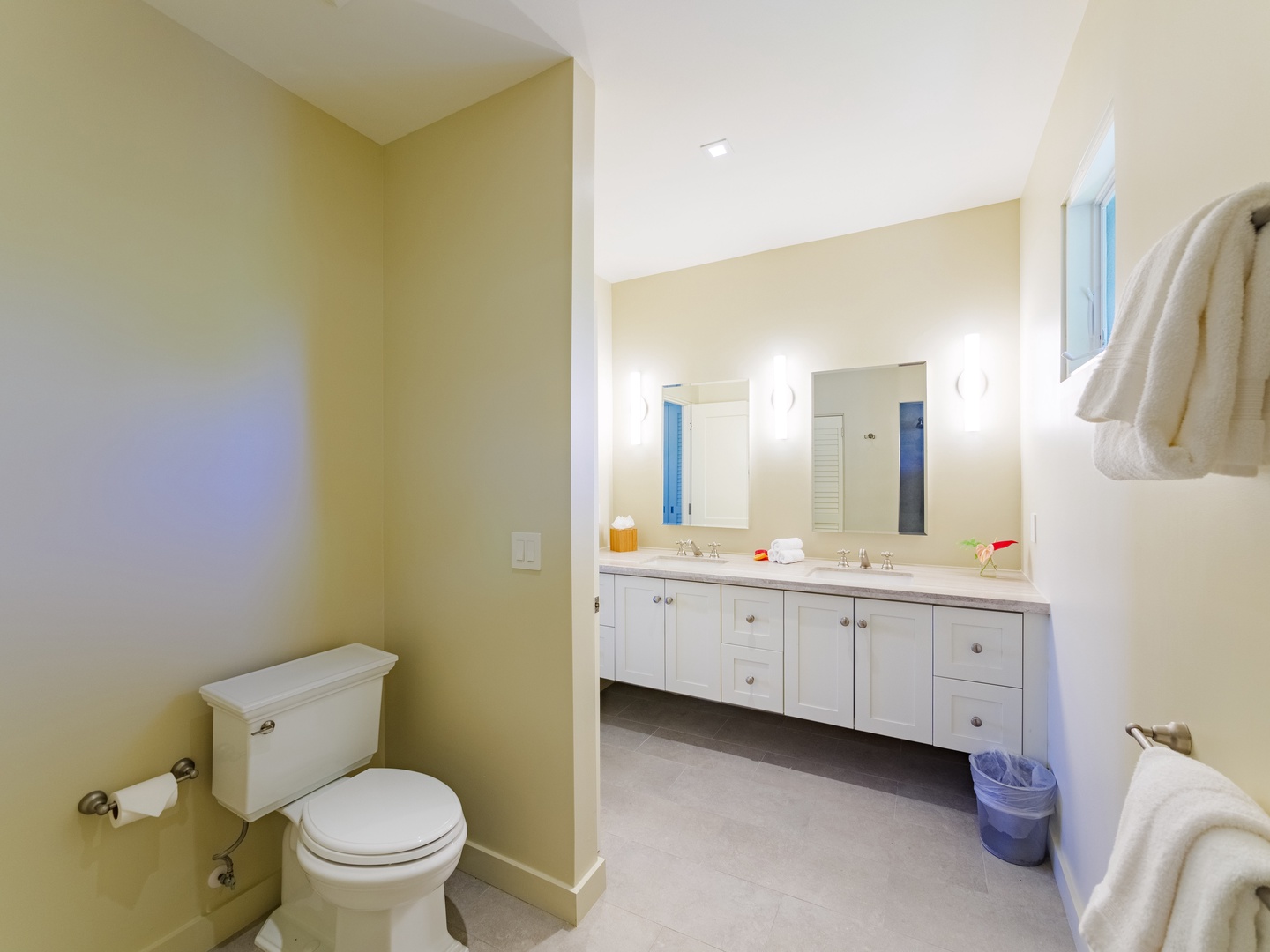 Honolulu Vacation Rentals, Paradise Beach Estate - With a wide vanity space so everyone has a space
