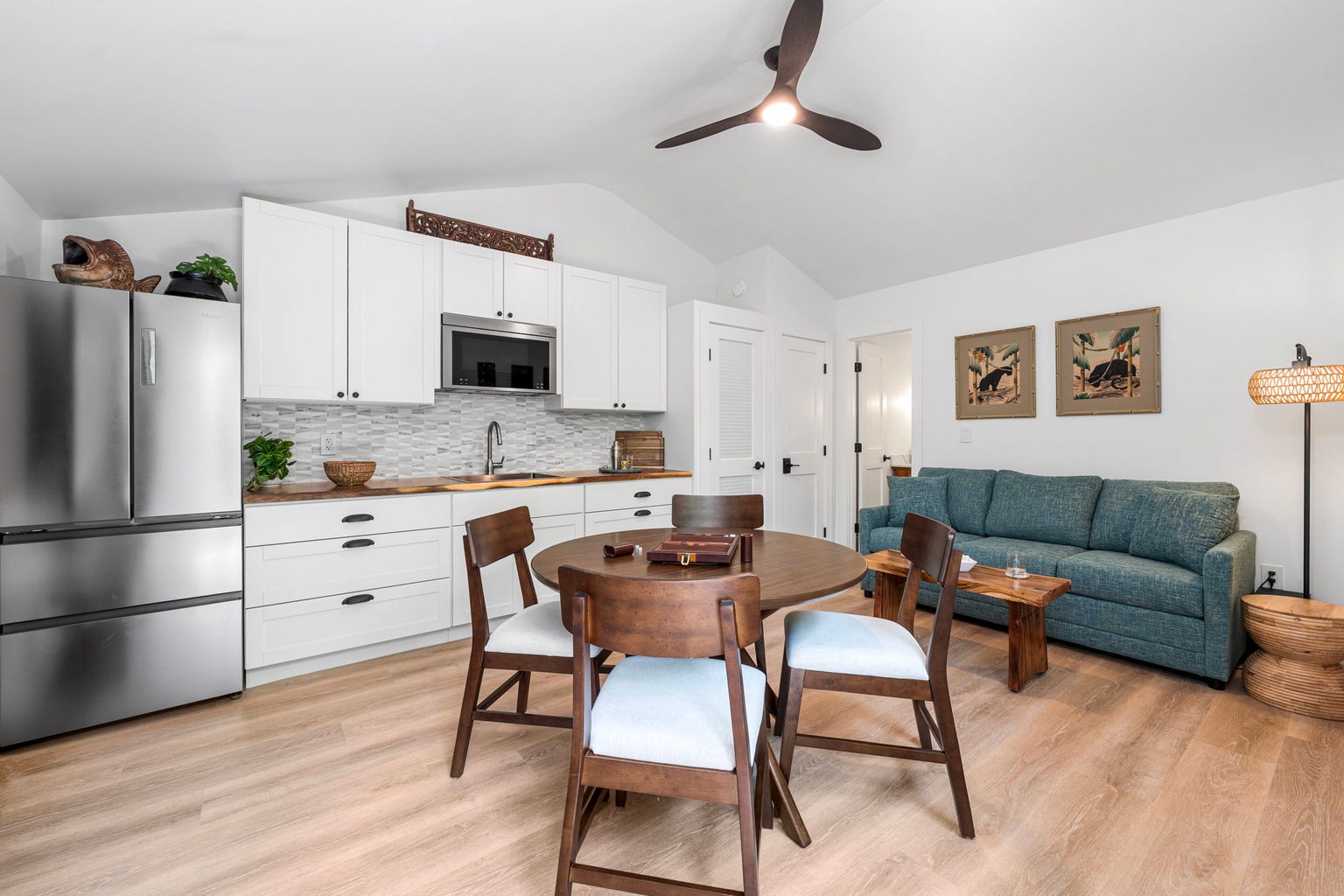 Kailua Kona Vacation Rentals, Manukai Hale - Kitchenette / bar offers a wonderful space set the stage for a movie night!