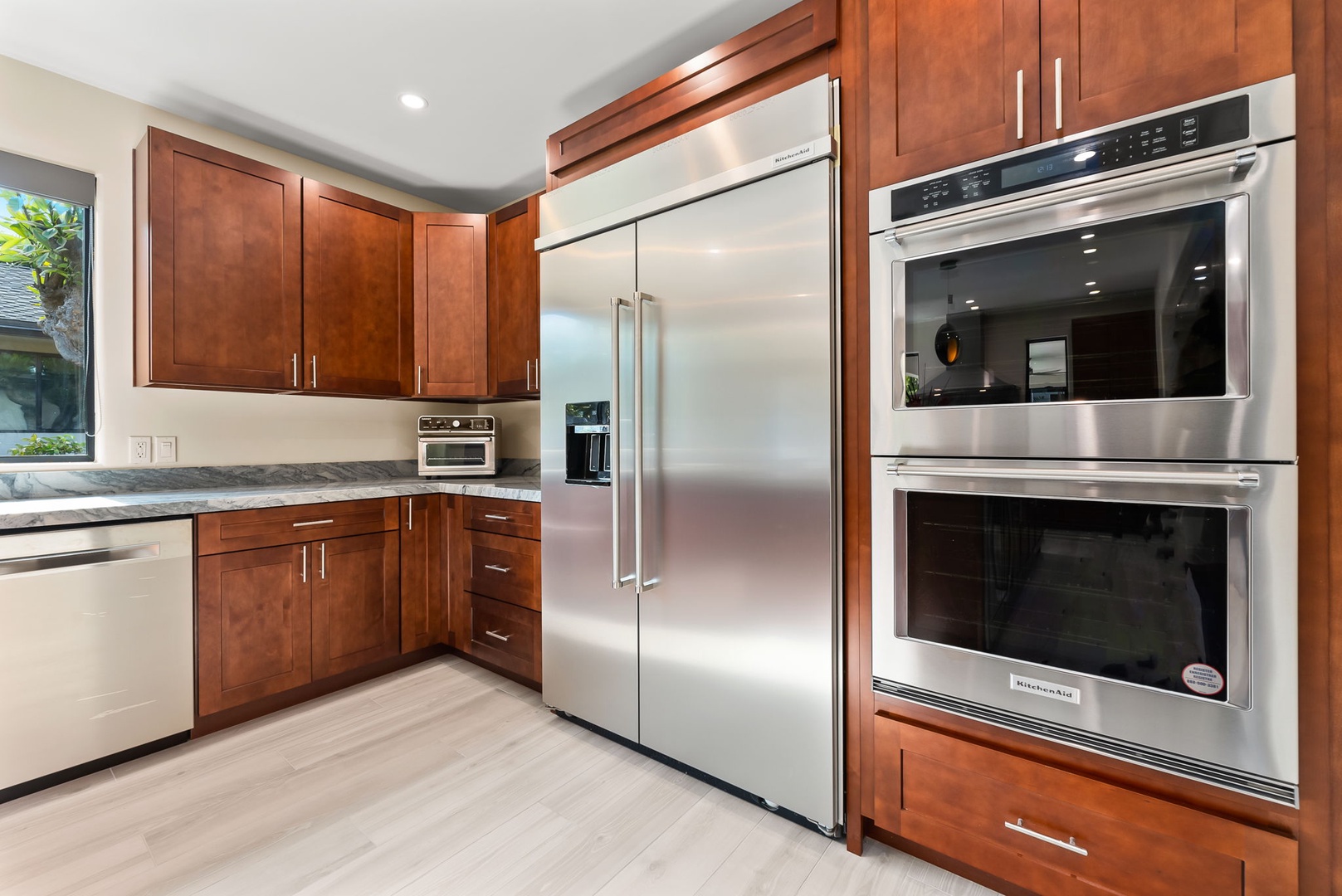 Honolulu Vacation Rentals, Kahala Zen - Modern kitchen with stainless steel appliances and a double oven.