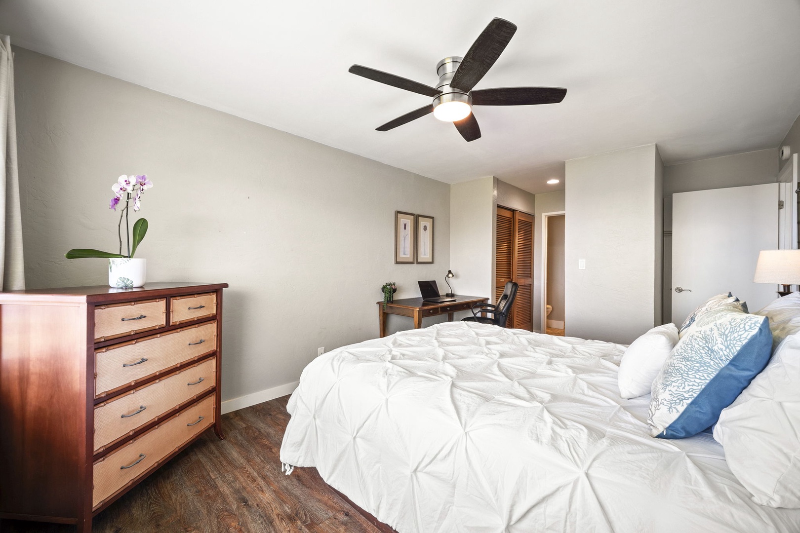 Princeville Vacation Rentals, Alii Kai 7201 - The second bedroom keeps it quiet and simple for whoever turns in first.