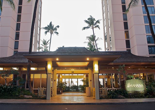 Lahaina Vacation Rentals, Mahana 608 - Mahana lobby (Molokai tower on the right)