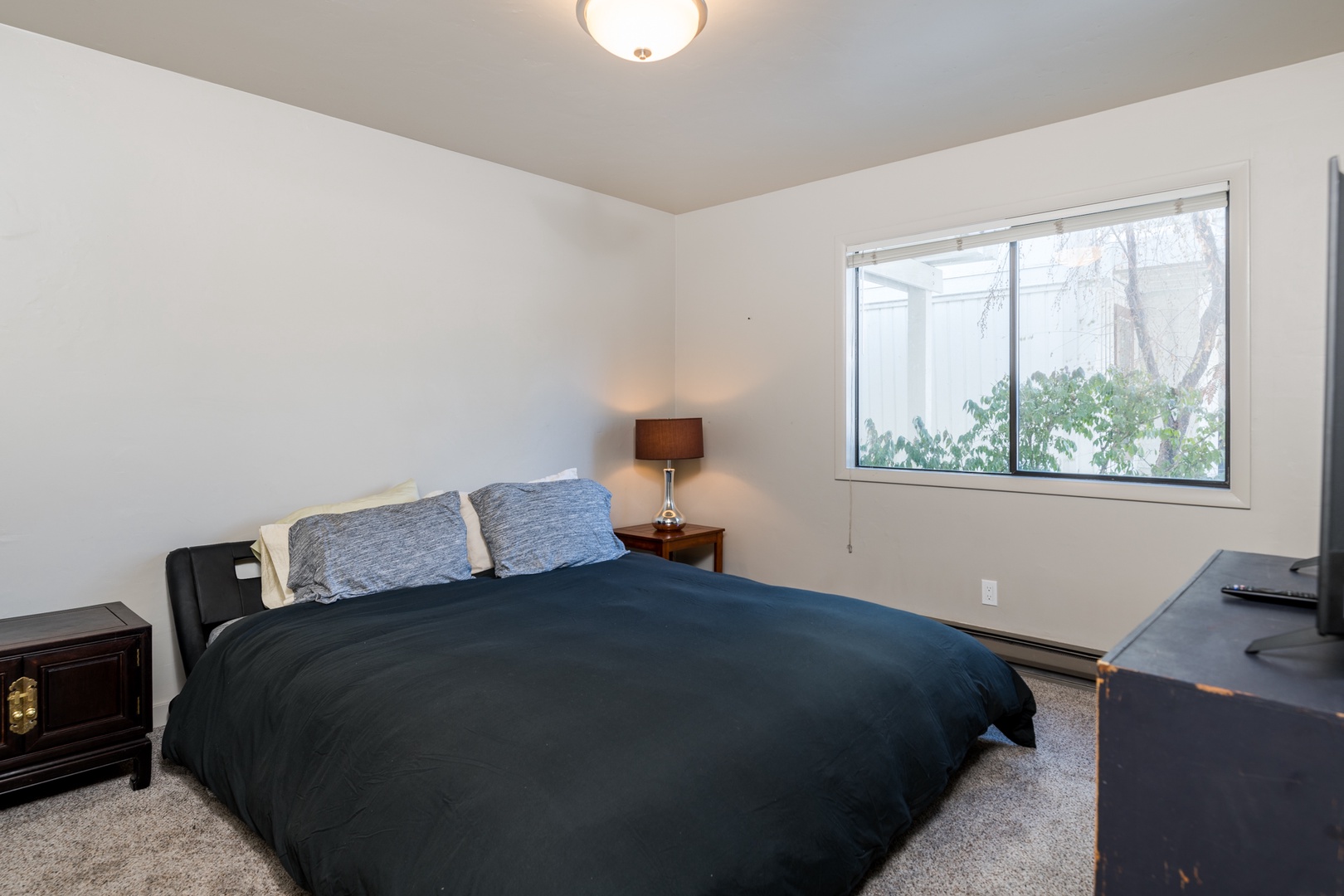 Ketchum Vacation Rentals, Town & Slopes - Kind bed in the main bedroom