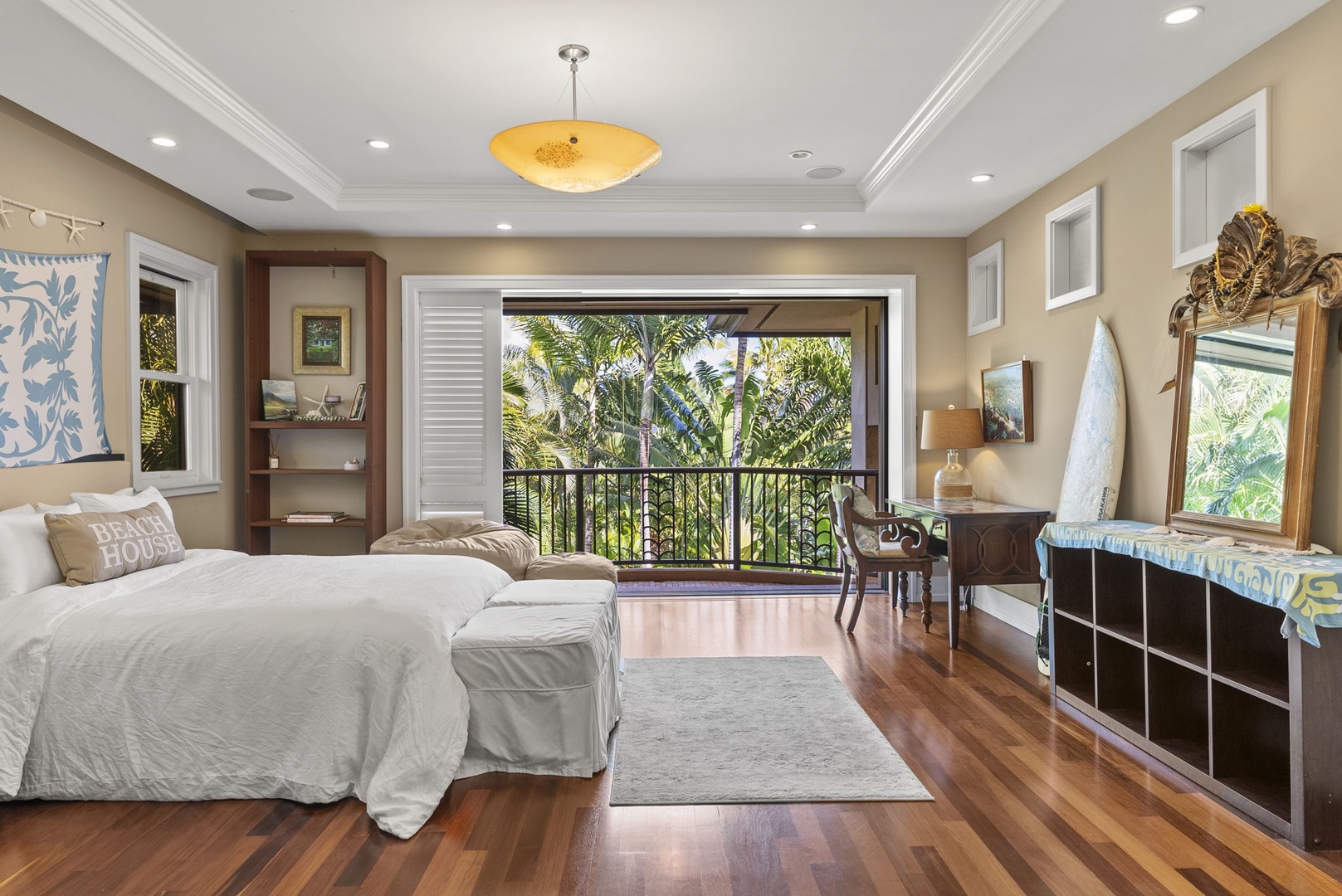 Honolulu Vacation Rentals, Pili Pono - Guest bedroom with a king-size bed and private outdoor access.