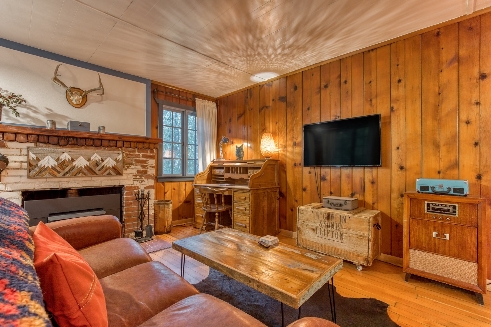 Brightwood Vacation Rentals, Springbrook Cabin - Another angle of the cozy living room