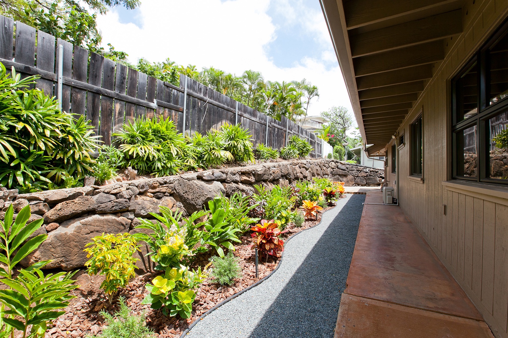 Honolulu Vacation Rentals, Hale Poola - Garden area, now fully grown in!