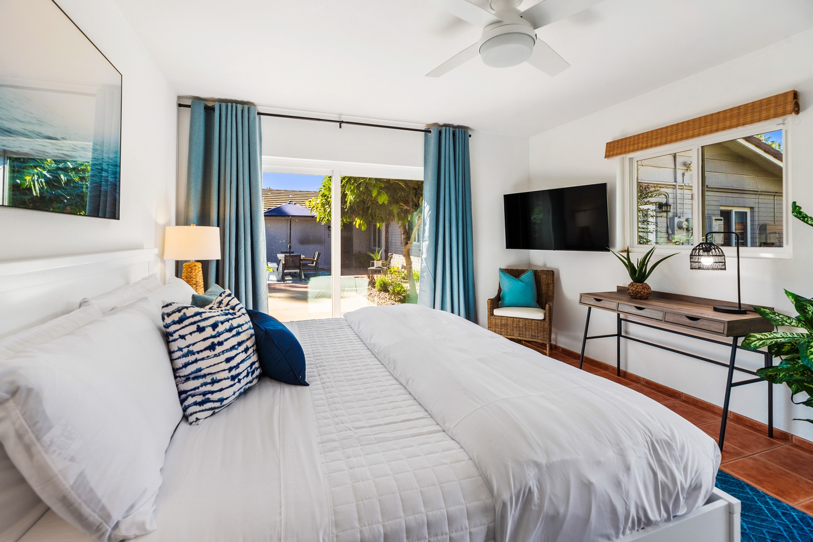 La Jolla Vacation Rentals, Hemingway's Beach House - Bedroom in the large detached suite with ensuite bathroom