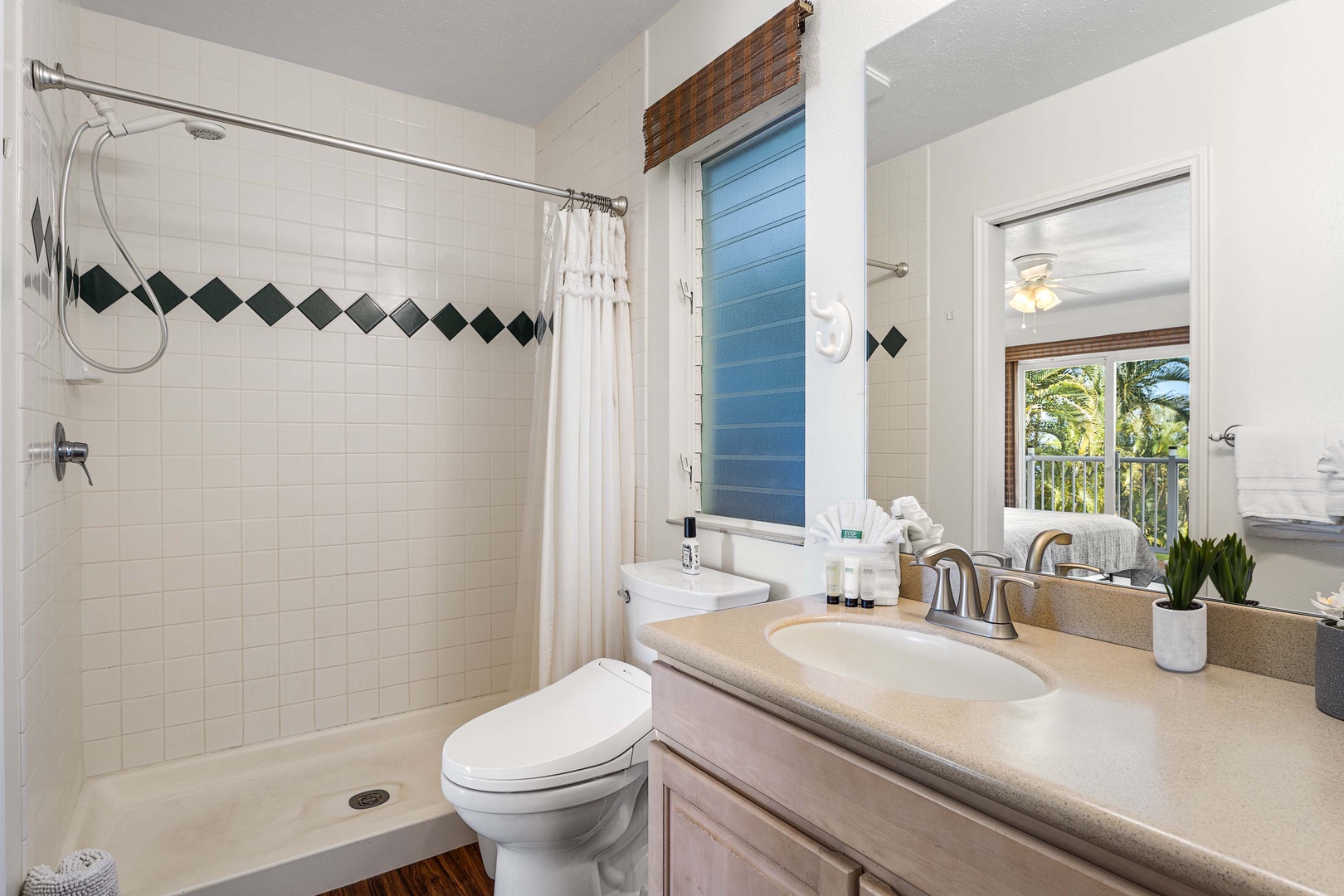 Kailua-Kona Vacation Rentals, Honu Hale - Jack and Jill guest bathroom