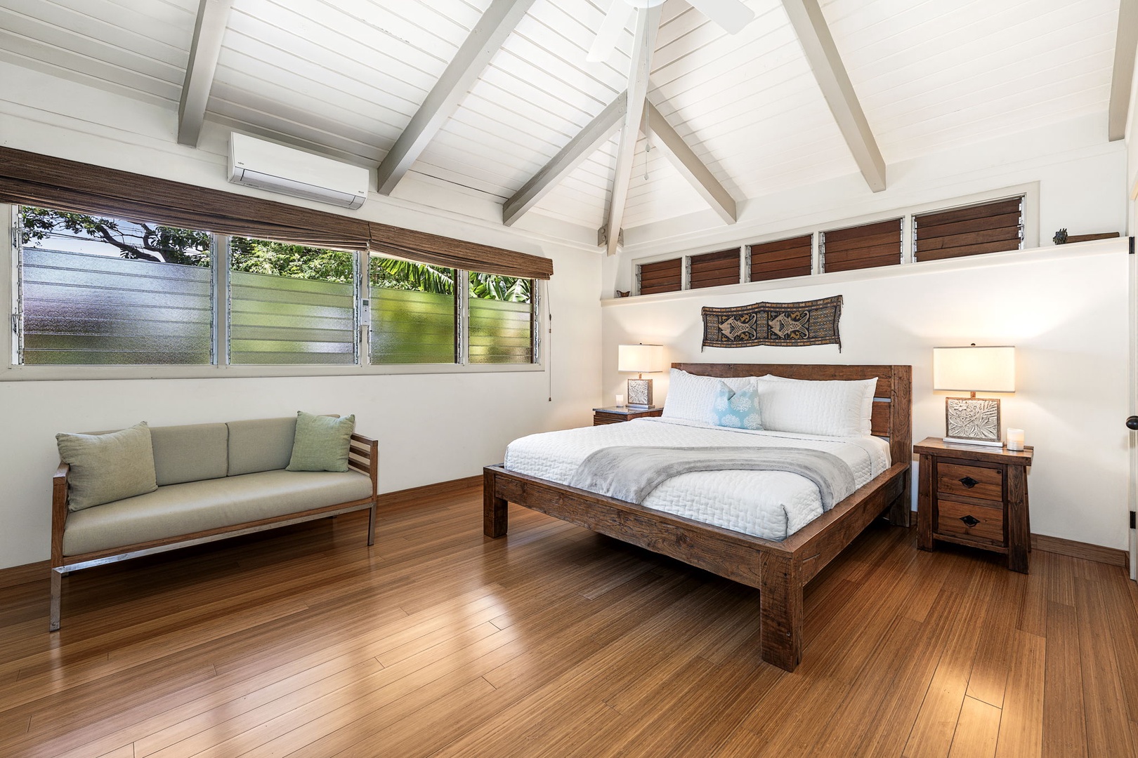 Kamuela Vacation Rentals, Island Time Retreat - An additional seating area at the foot of the bed offers a spot to relax.