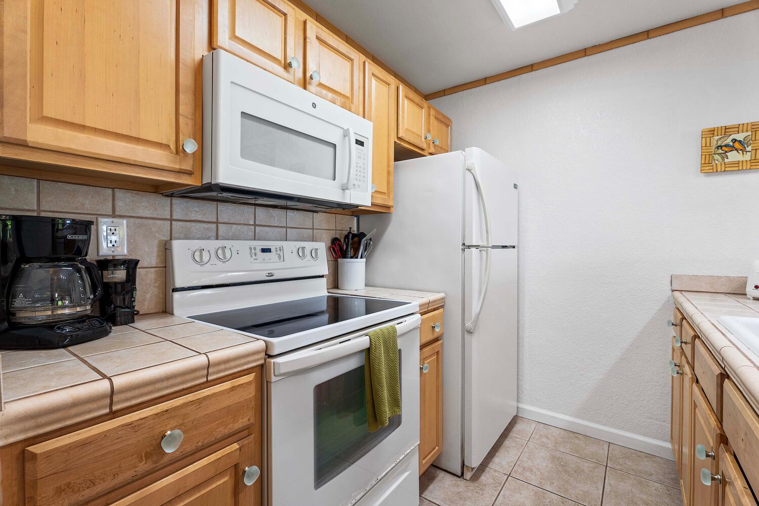 Kailua-Kona Vacation Rentals, Kona Reef B32 - The fully-stocked kitchen has top-tier appliances and ample storage options.