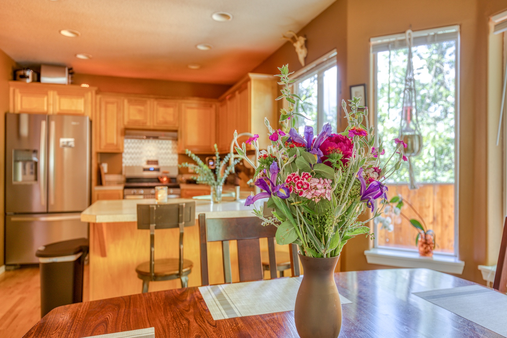 Clackamas Vacation Rentals, Duck Crossing - View from the dining room into the kitchen