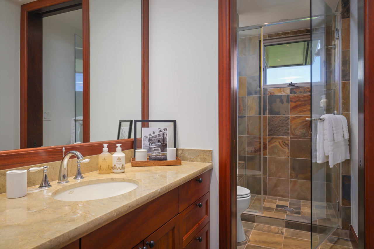 Kailua Kona Vacation Rentals, 3BD Ke Alaula Villa (217C) at Hualalai Resort - Full bath off Guest Room #2.