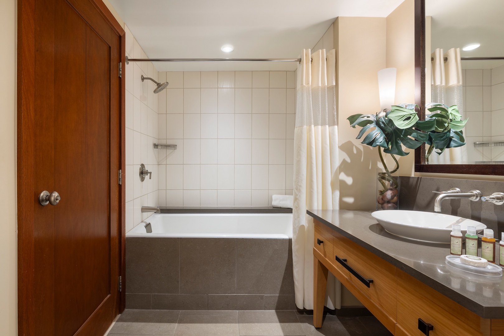 Kapolei Vacation Rentals, Ko Olina Beach Villas B610 - The second guest bathroom with a shower and tub combo.