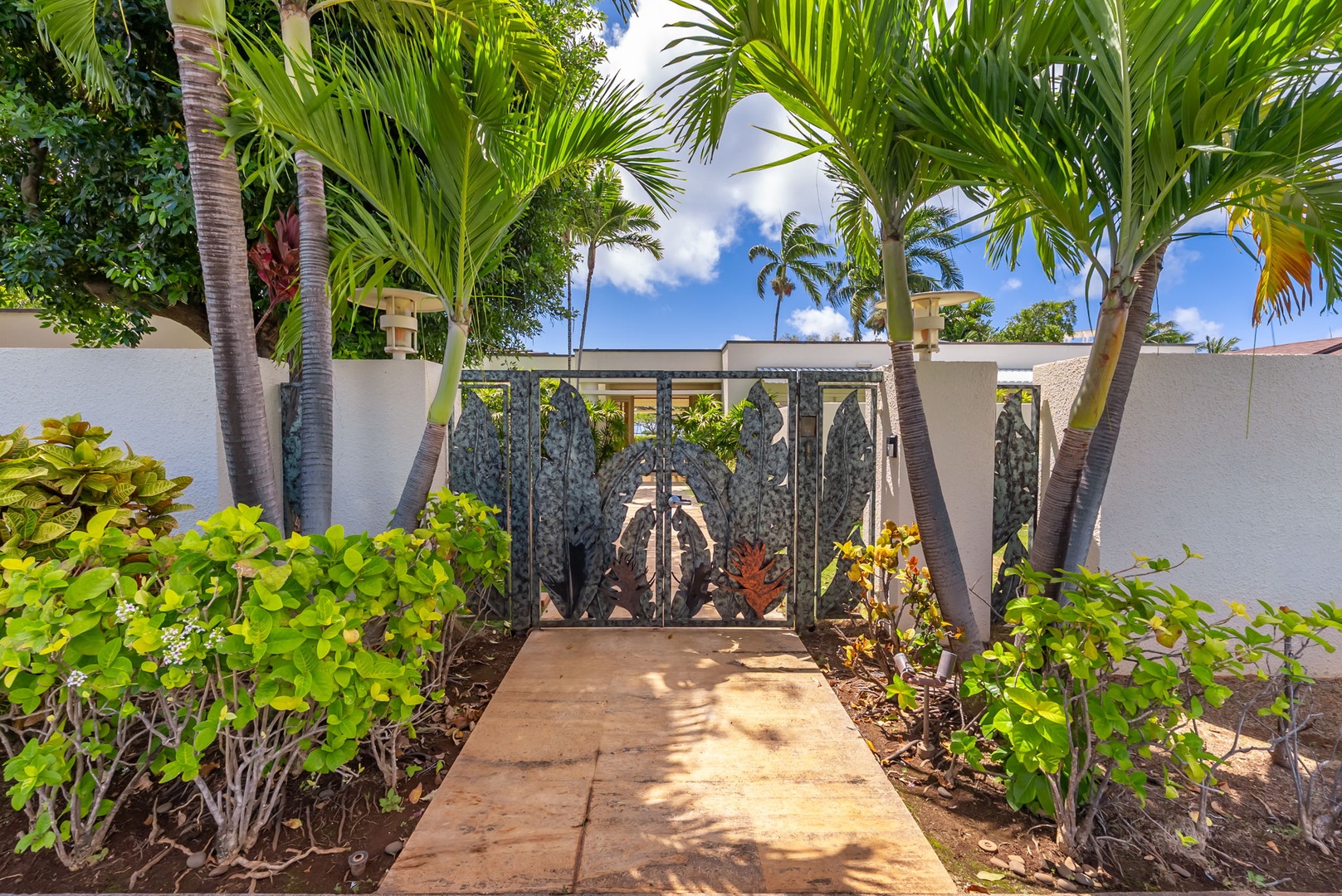 Honolulu Vacation Rentals, Luxury Golf Course Retreat in Kahala - 1077 Waiholo* - 