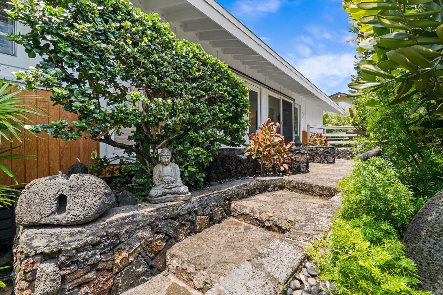 Kailua Kona Vacation Rentals, Manukai Hale - A garden path of stone and greenery leads quietly toward the house.