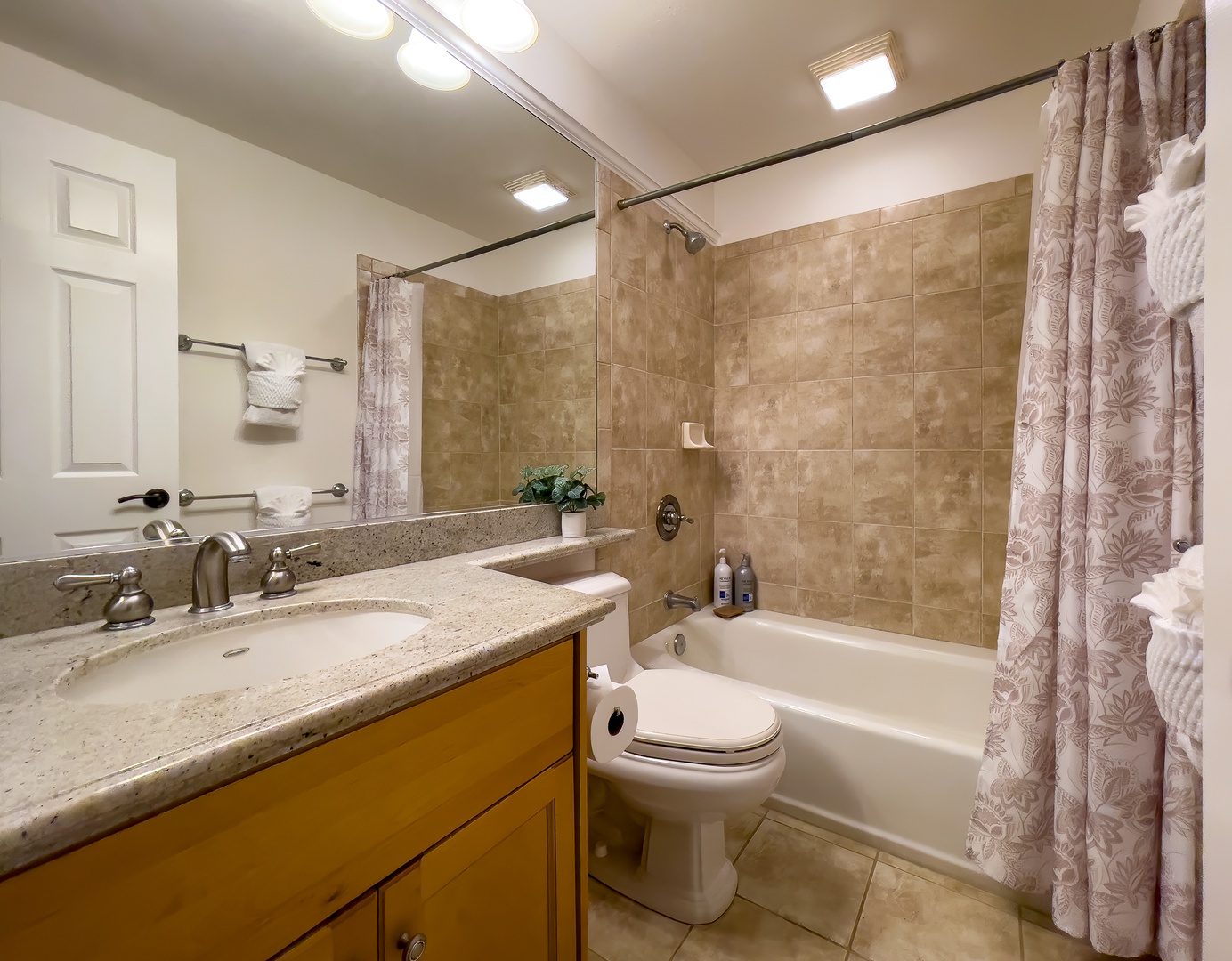 Kamuela Vacation Rentals, Mauna Lani Fairways #603 - Guest ensuite with shower/tub combo
