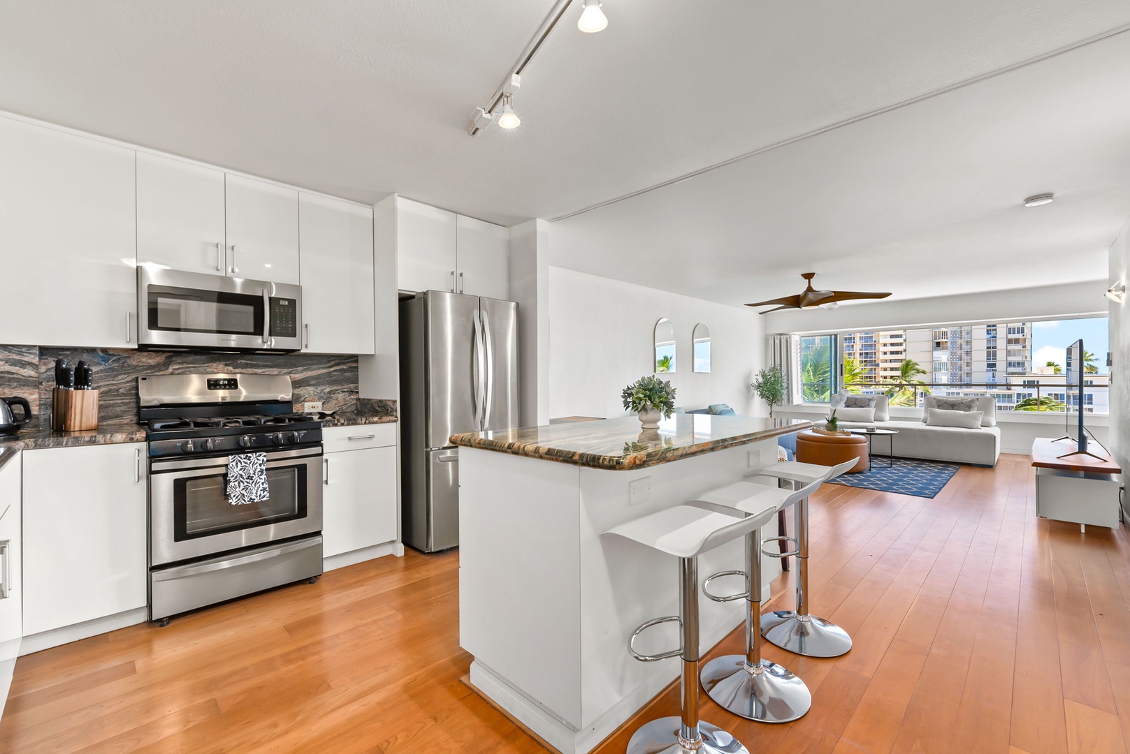 Honolulu Vacation Rentals, Colony Surf Retreat - Enjoy casual dining with a view at the breakfast bar or window-side table—where ocean breezes and sunsets complete the experience.