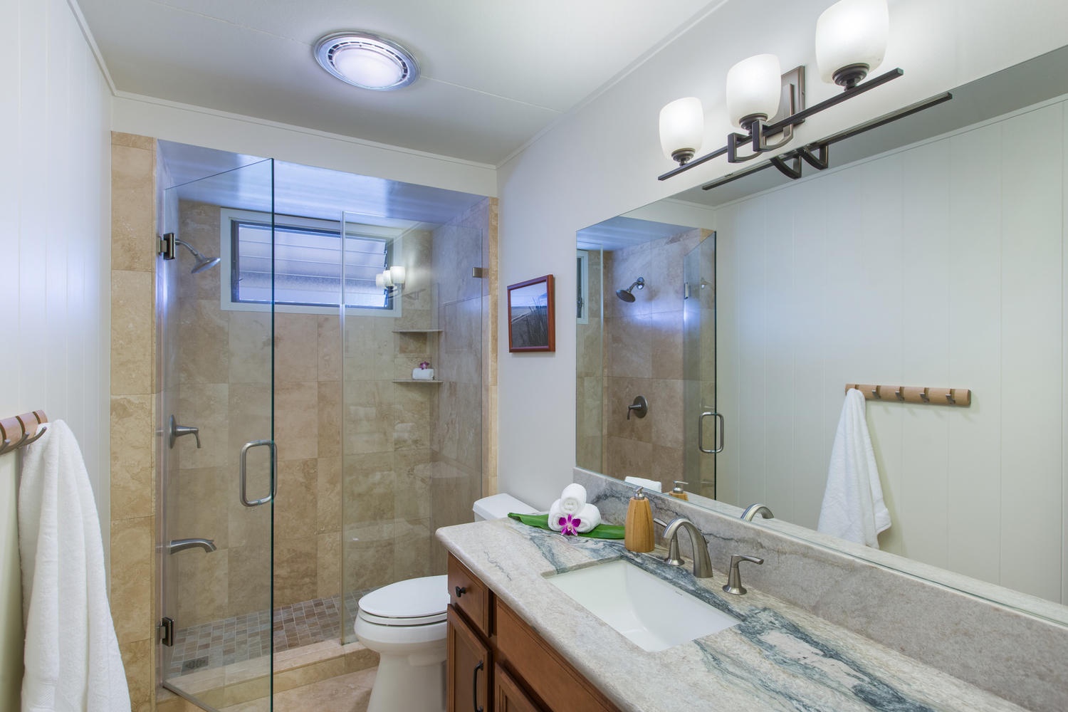 Honolulu Vacation Rentals, Hale Poola - Beautifully remodeled primary bath.