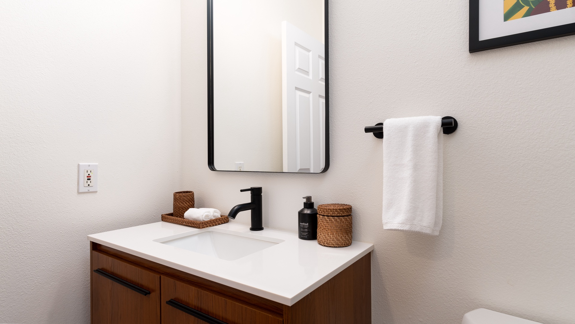 Kapolei Vacation Rentals, Coconut Plantation 1136-4 - The generously appointed guest bathroom.