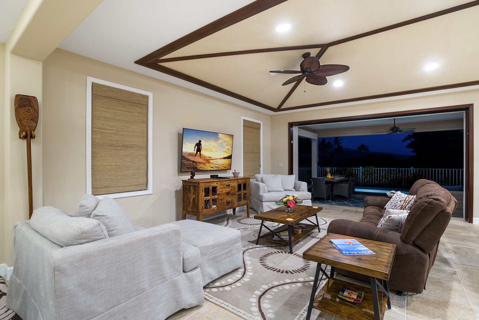 Kailua Kona Vacation Rentals, Kona Blue Vacations Holua Kai - Enjoy seamless flow between indoor and outdoor living with large sliders and views of the serene private courtyard.