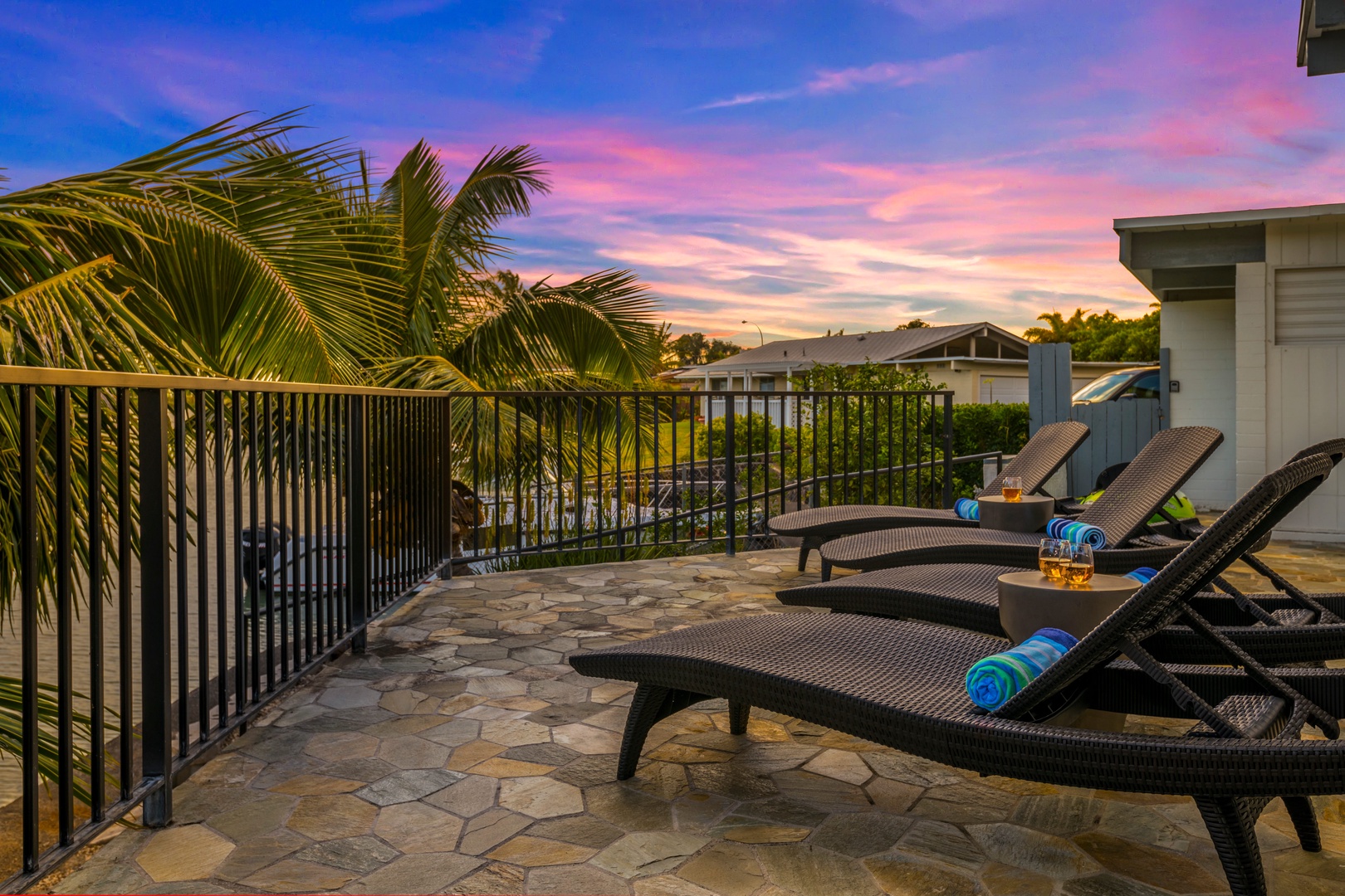 Honolulu Vacation Rentals, Holoholo Hale - Sun deck.