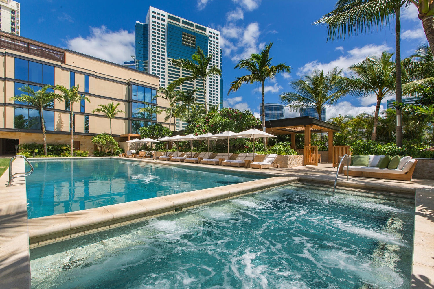 Honolulu Vacation Rentals, Park Lane Sunset Resort - Sparkling pool and bubbling hot tub surrounded by swaying palms create your perfect tropical retreat in the heart of the city.