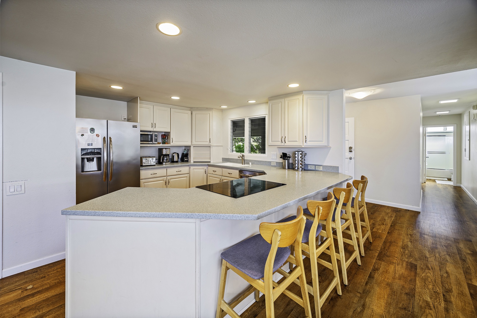 Honolulu Vacation Rentals, Hale Malia - This kitchen offers the perfect space for entertaining with breakfast bar seating