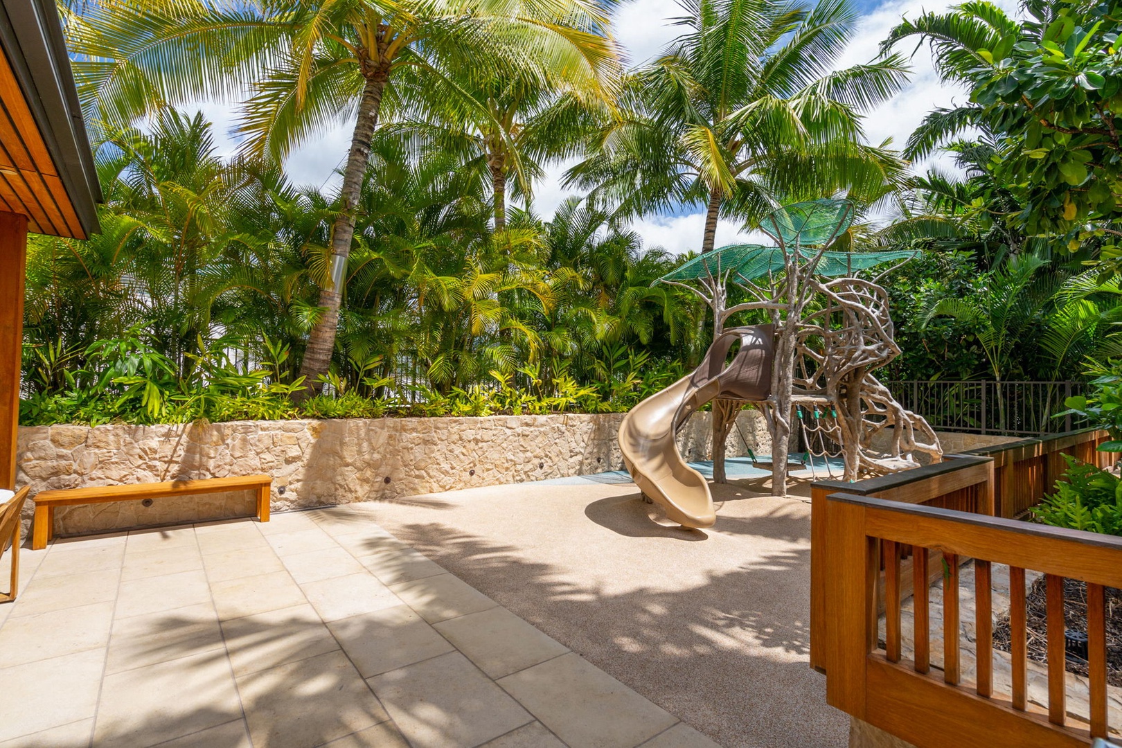 Honolulu Vacation Rentals, Park Lane Getaway - Peaceful outdoor seating nestled among tropical foliage.