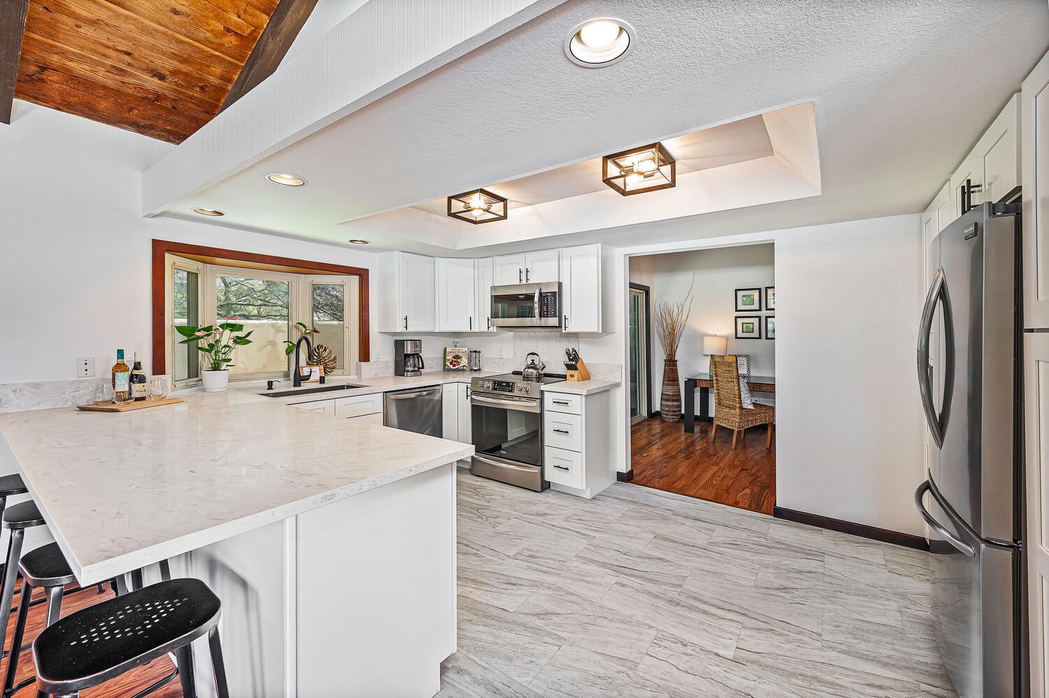 Honolulu Vacation Rentals, Nani Wai - Newly remodeled kitchen!