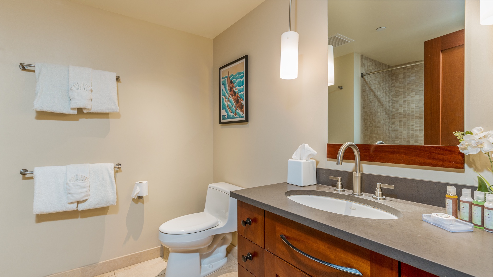 Kapolei Vacation Rentals, Ko Olina Beach Villas O305 - Shared guest bedroom with a shower and tub combo.