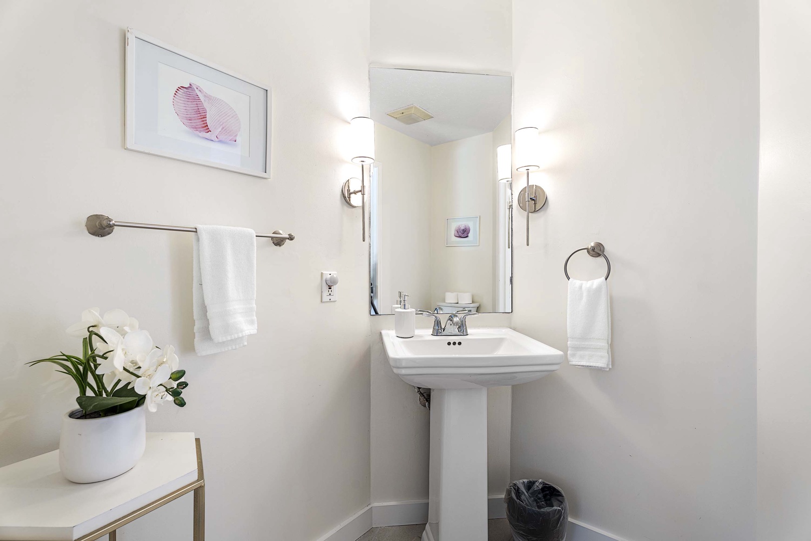 Kailua-Kona Vacation Rentals, Honu Hale - Powder Room near the entry