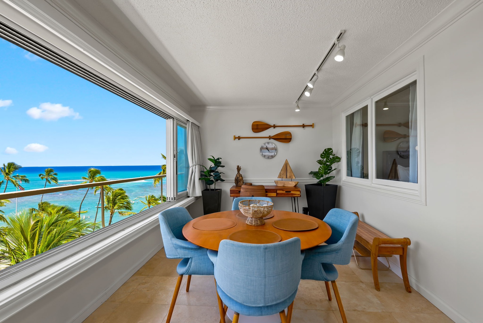 Honolulu Vacation Rentals, Colony Surf Getaway - Inviting dining space with ocean views for memorable meals and relaxation.