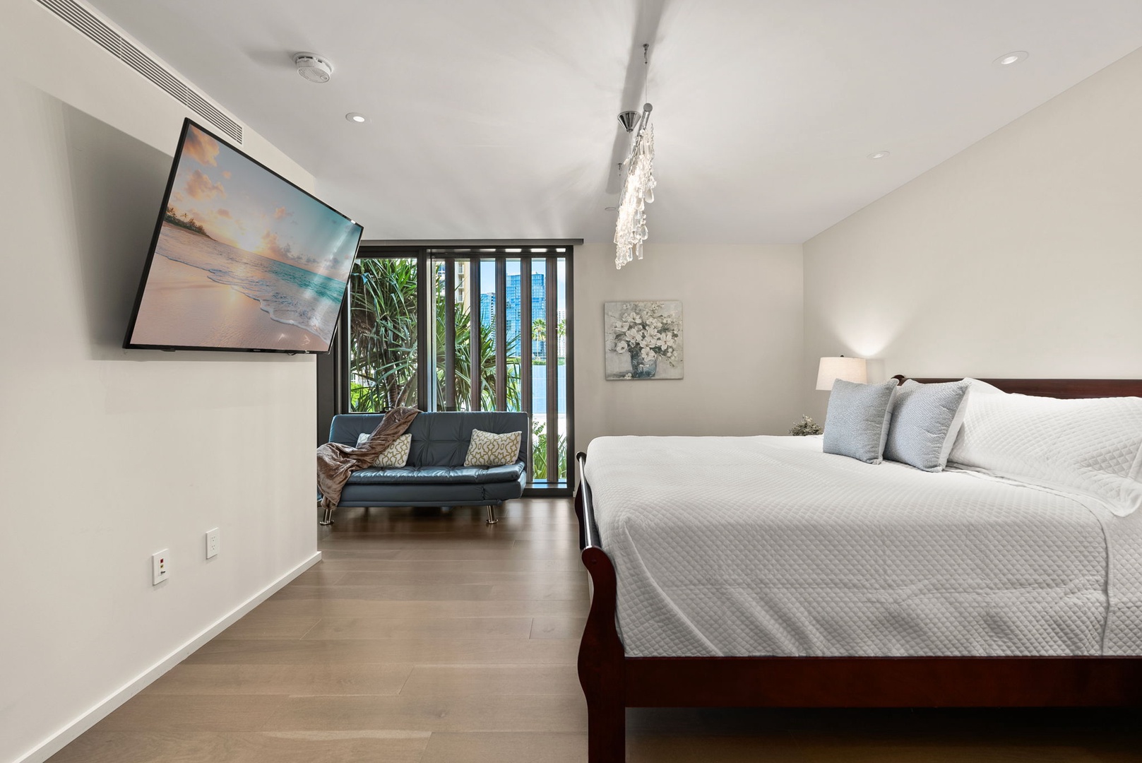 Honolulu Vacation Rentals, Park Lane Getaway - Serene bedroom retreat with lush views.