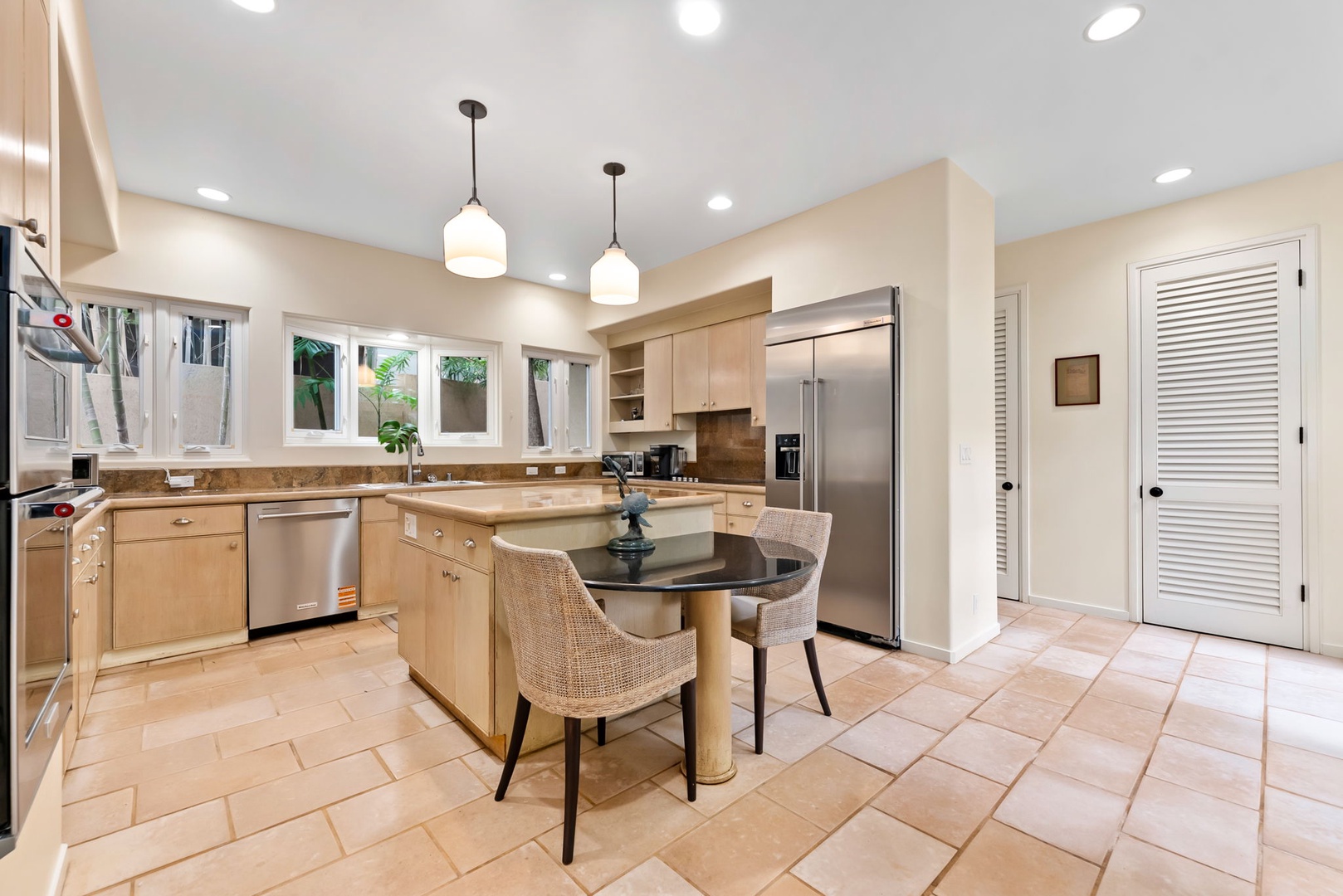 Honolulu Vacation Rentals, Diamond Head Luxe - Your spacious gourmet kitchen awaits with gleaming appliances, granite counters, and a breakfast bar where you'll savor morning coffee.