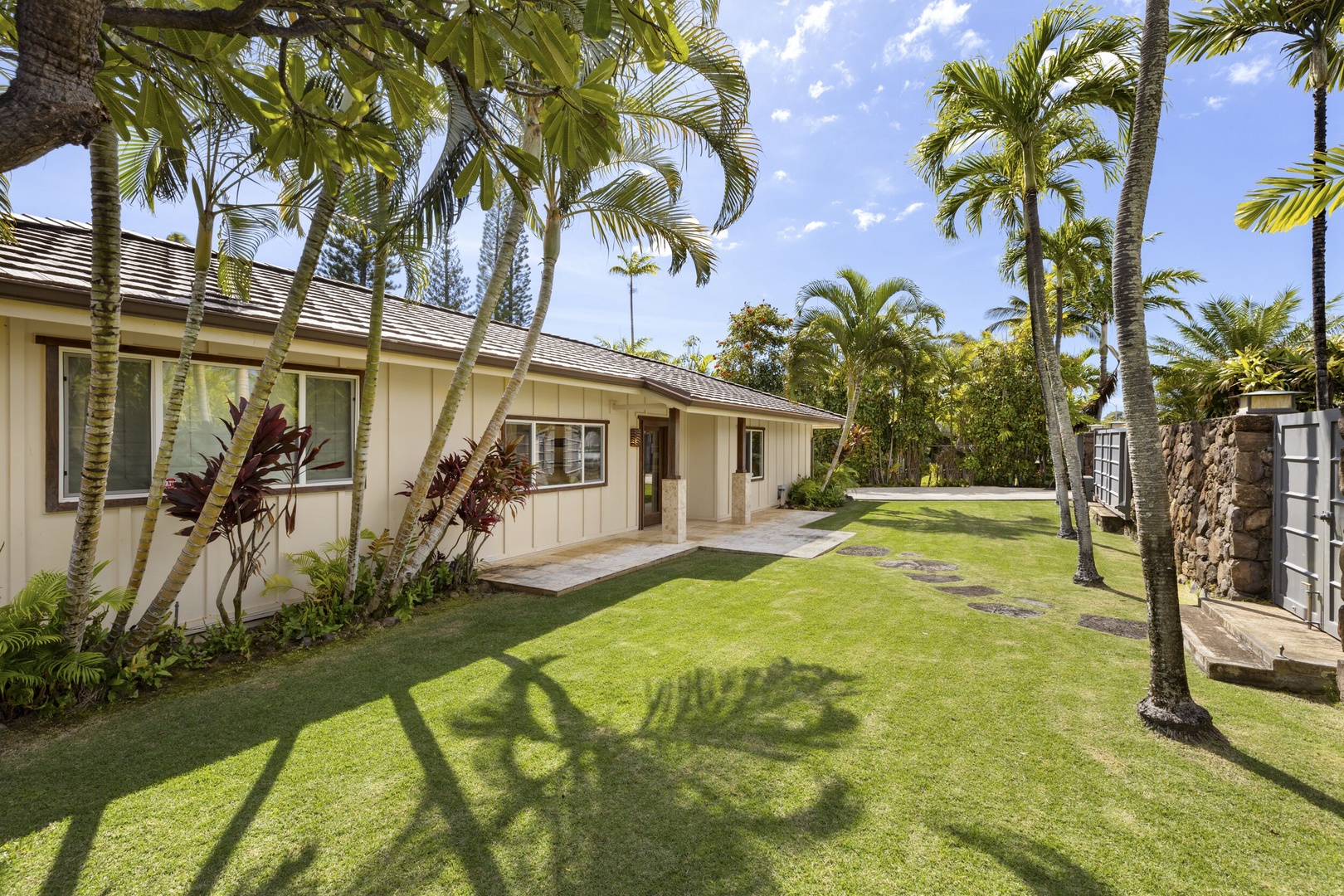 Honolulu Vacation Rentals, Kahala Breeze - Front yard.