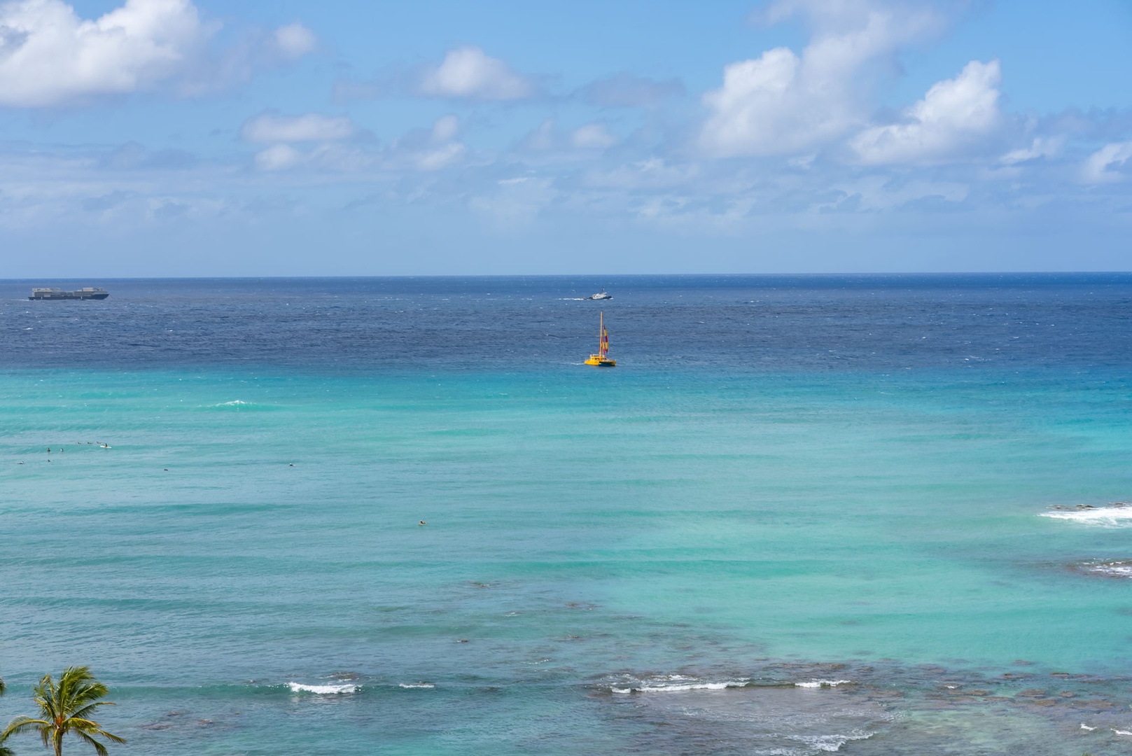 Honolulu Vacation Rentals, Colony Surf Getaway - Vibrant turquoise waters stretching into the horizon—perfect for water activities or relaxing by the shore.