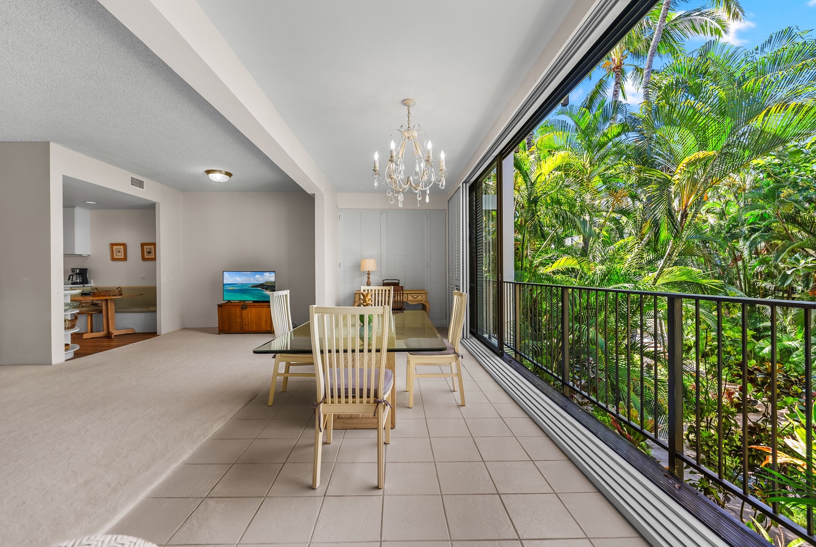 Honolulu Vacation Rentals, Kahala Beachfront Villa - Gather and dine with a view to the tropical gardens!