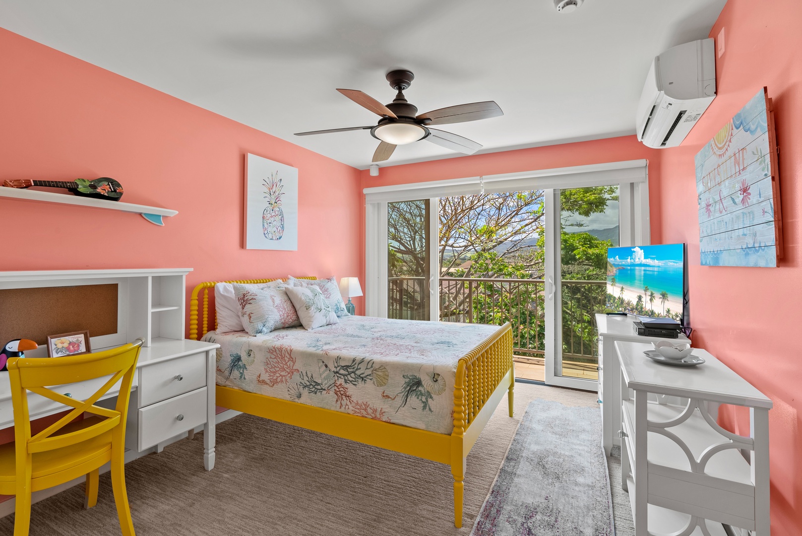 Waialua Vacation Rentals, Waialua Beachfront Getaway - Guest bedroom with queen bed