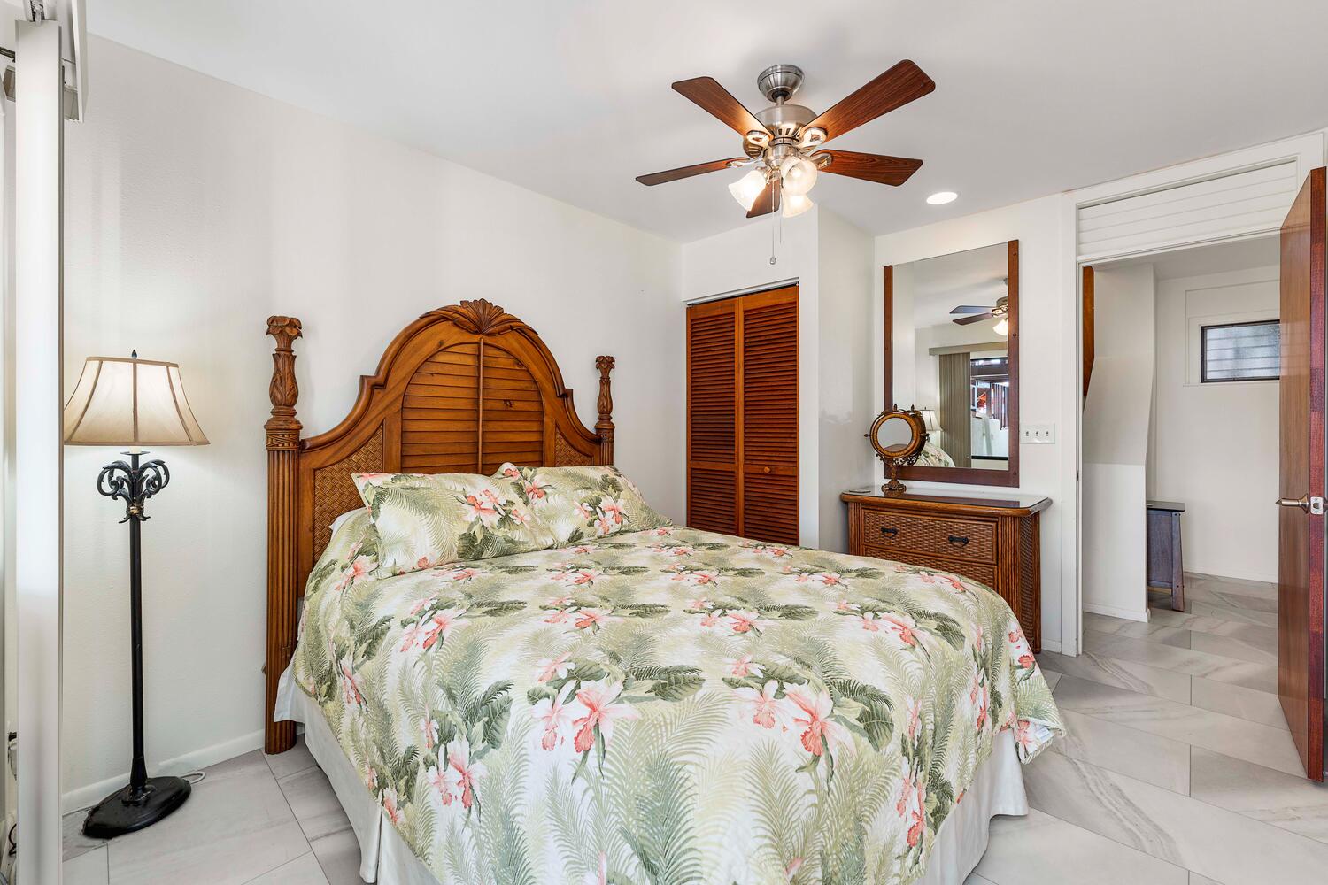 Kailua Kona Vacation Rentals, Kona Dreams - The guest bedroom with ceiling fan, AC and garden views.