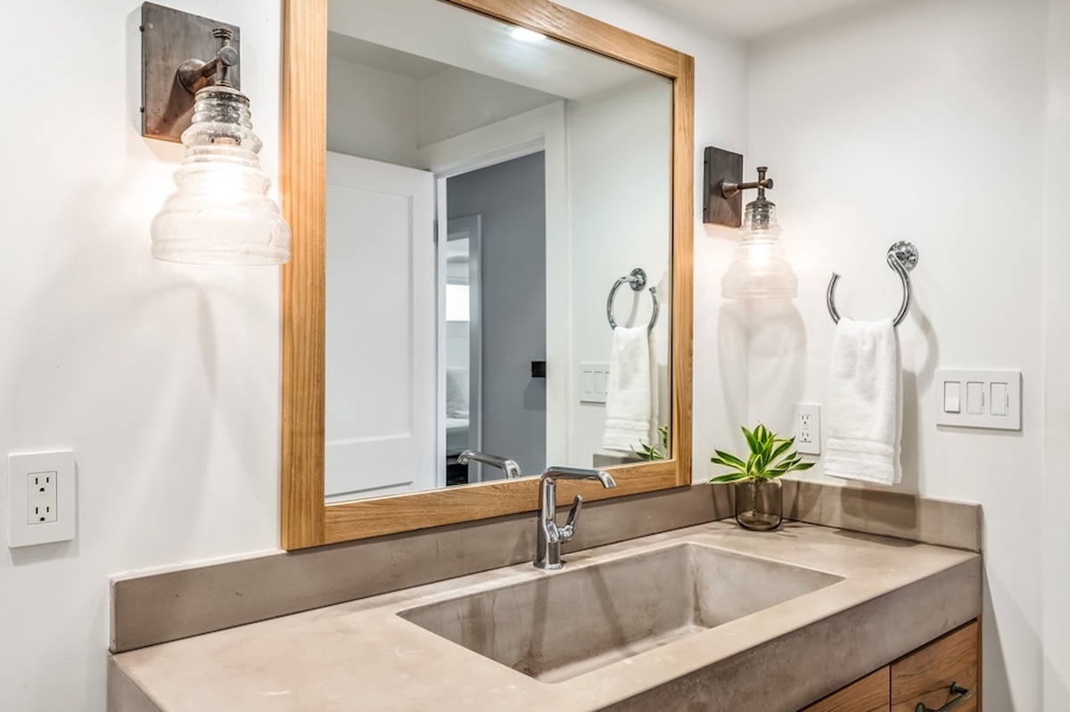 Kailua Vacation Rentals, Hale Ohana - Shared full bath.