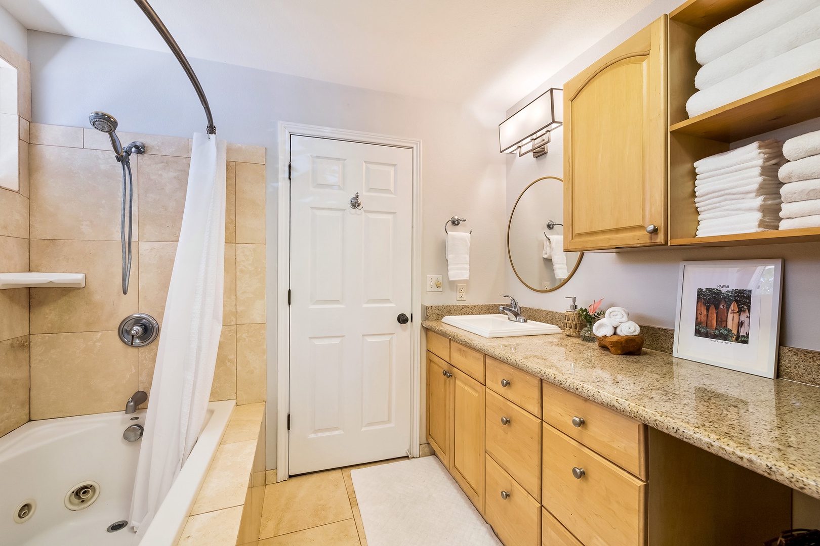 Honolulu Vacation Rentals, Hale Ho'omaha - Guest Bedroom 5 ensuite with shower/tub combo