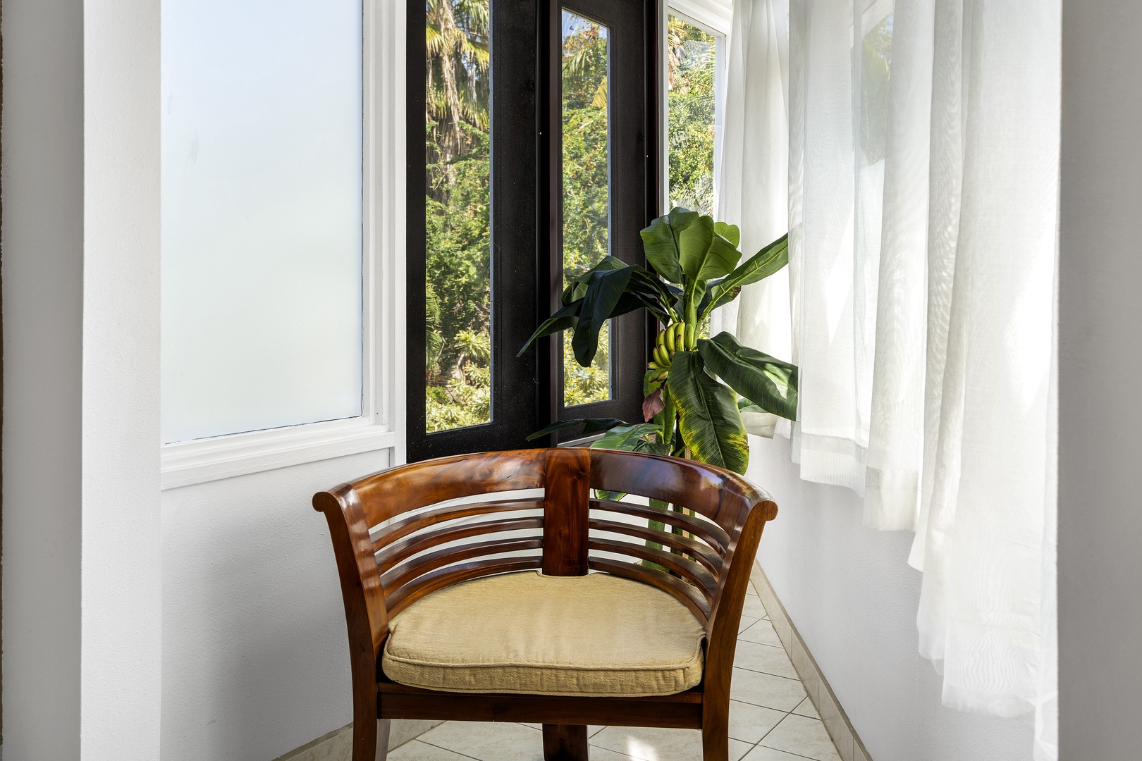 Kailua Kona Vacation Rentals, Kona's Shangri La - Small atrium for quiet relaxation