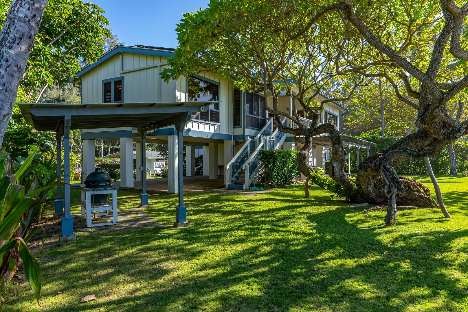 Haleiwa Vacation Rentals, Maluhia Beach House - Expansive backyard with tropical landscaping, perfect for lounging or outdoor games.