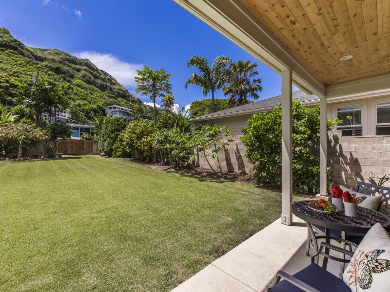 Kailua Vacation Rentals, Hale Nani Lanikai - Covered lanai allows guests to enjoy their morning coffee and the beautiful outdoor lawn area.