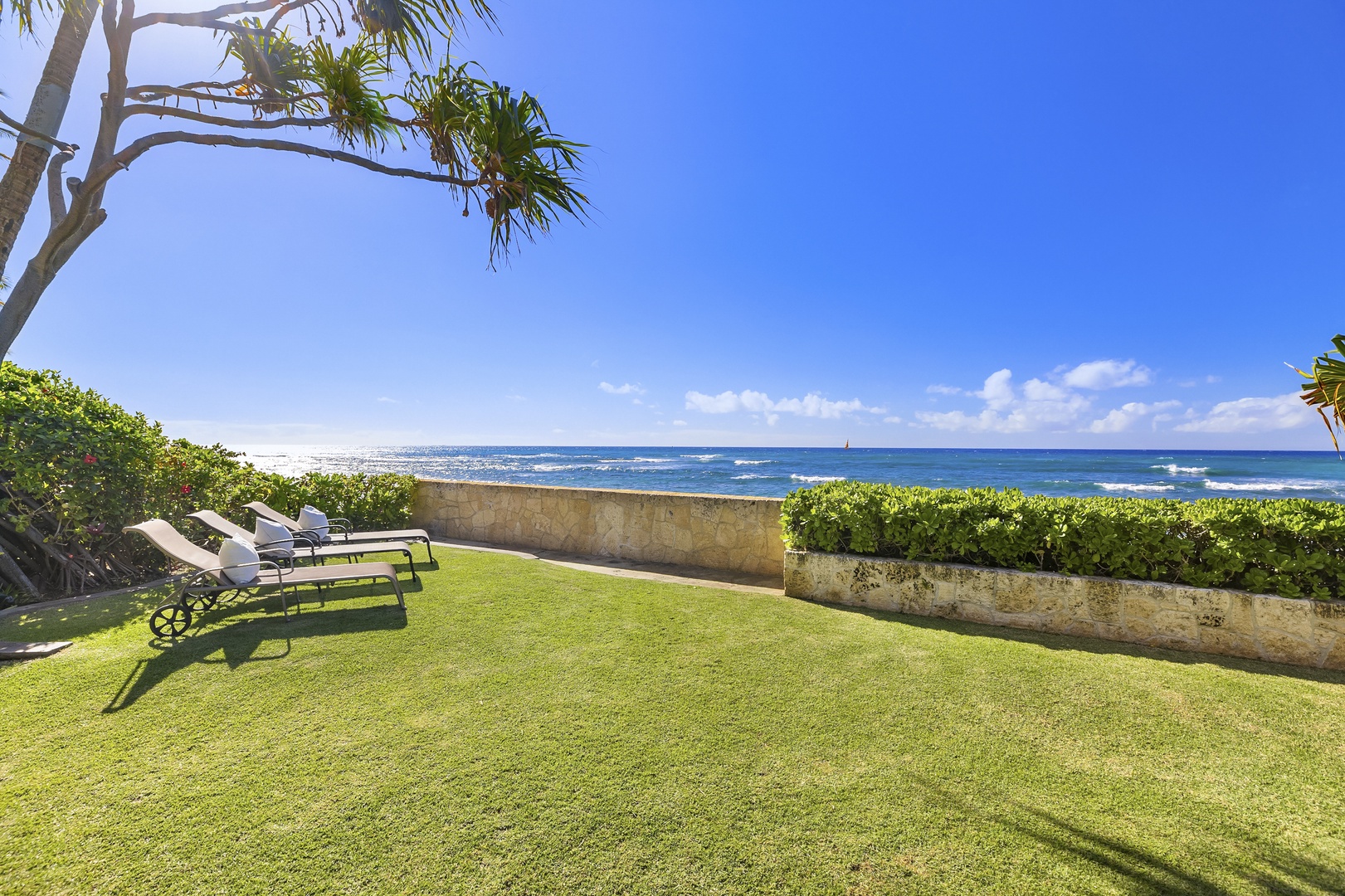 Honolulu Vacation Rentals, Hale Makai at Diamond Head - Private Yard with Loungers